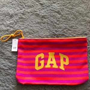 ✴️ free gift w/ any purchase: NWT I Gap makeup bag